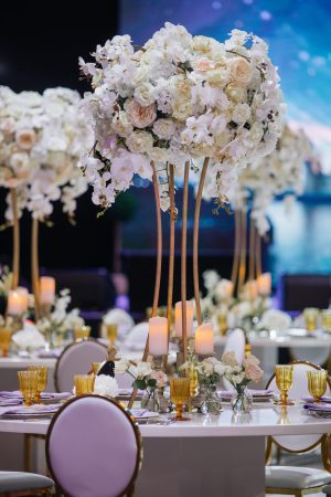 Large,White,Bouquets,Of,Roses,Stand,On,Dinner,Tables,Decorated